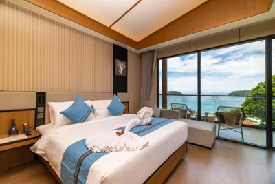 Deluxe-Doppelzimmer mit Balkon und Meerblick — Anthiya Seaview Villa Hotel Phuket